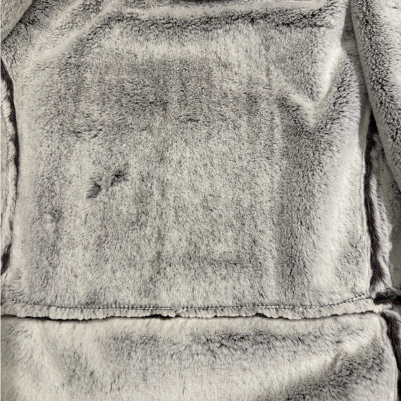 Women's Gray Faux Fur Vest - Picture 6 of 7